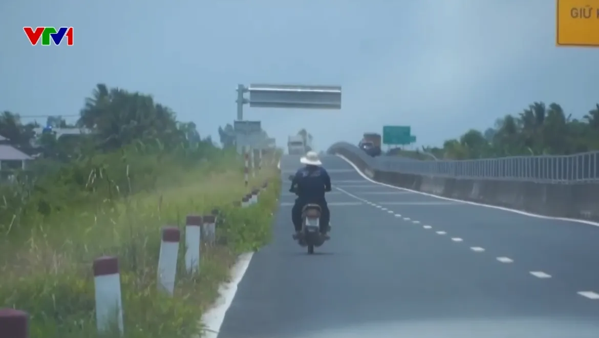 Cao tốc kh&ocirc;ng c&oacute; đường gom, n&ocirc;ng d&acirc;n chạy xe ngược chiều, leo qua dải ph&acirc;n c&aacute;ch v&agrave;o ruộng - Ảnh 1.