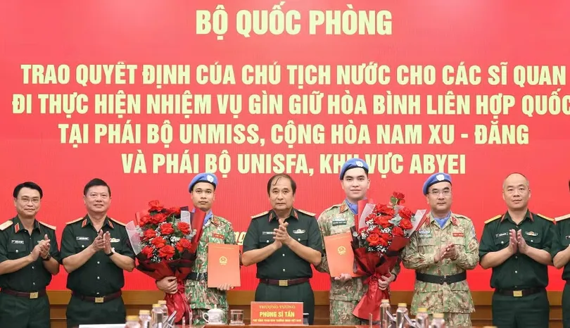Trao Quyết định của Chủ tịch nước cho hai sỹ quan thực hiện nhiệm vụ gìn giữ hòa bình Liên hợp quốc - Ảnh 1.