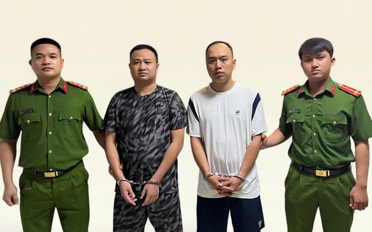 Đối tượng Nguyễn Văn Nam và Phạm Quang Hoàn (từ trái sang phải).