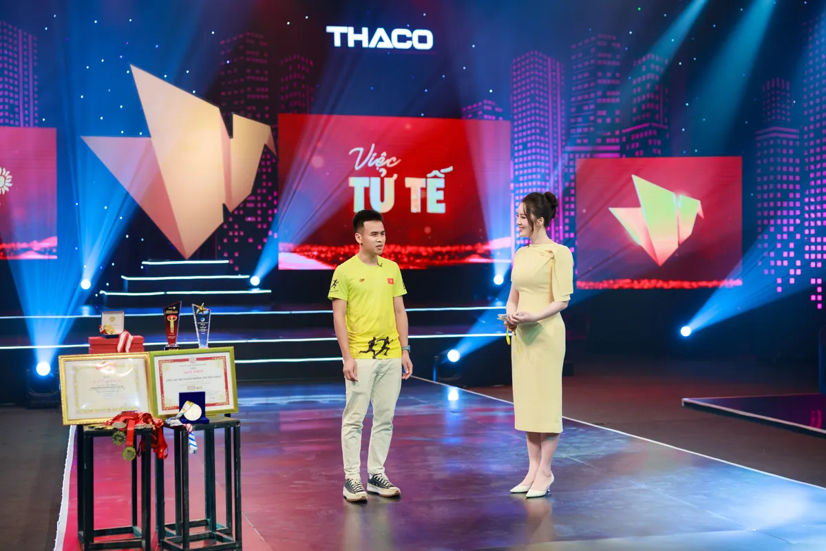 Việc tử tế tháng 8: Câu chuyện về những con người không chịu đầu hàng “bóng tối” - Ảnh 1.