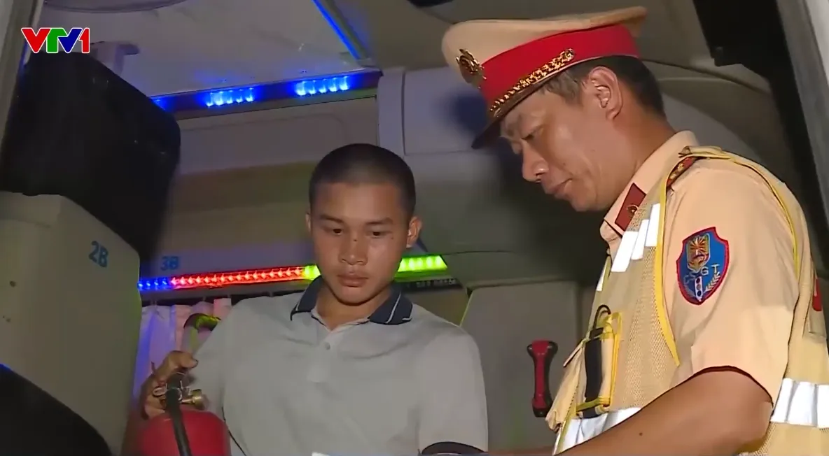 Kiểm tra xe khách ở Hà Nội trong đêm, phát hiện nhiều xe thiếu búa phá kính, dây đai an toàn - Ảnh 1.
