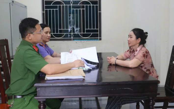 Cơ quan chức năng lấy lời khai Phạm Thị Hương. Ảnh: Công an tỉnh Nghệ An