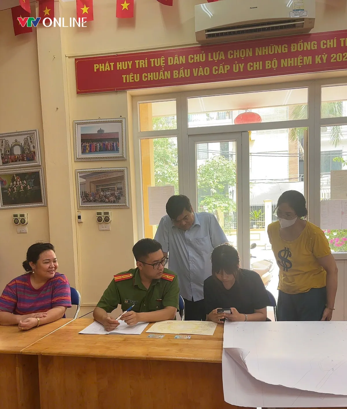 Công an phường Tây Hồ, Hà Nội đồng hành cùng người dân chuẩn hóa dữ liệu đất đai - Ảnh 1.