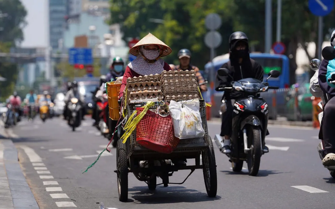 Nhiệt độ dự báo trong các bản tin nắng nóng và nhiệt độ cảm nhận thực tế ngoài trời có thể chênh lệch từ 1-3 độ C (Ảnh minh họa - Ảnh: Thảo Lê)