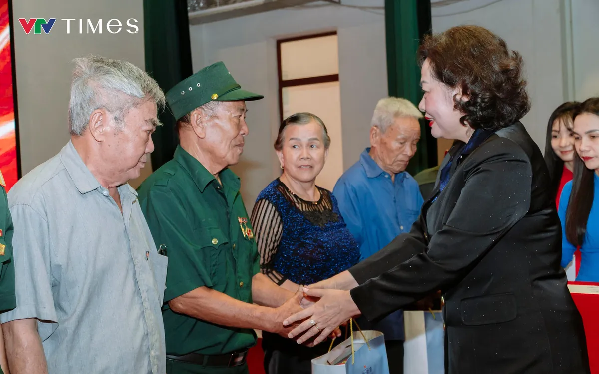 Phó Chủ tịch Quốc hội Nguyễn Thị Hồng trao quà, động viên gia đình nạn nhân chất độc da cam nhân Ngày Vì nạn nhân chất độc da cam Việt Nam. Ảnh: Sỹ Dũng