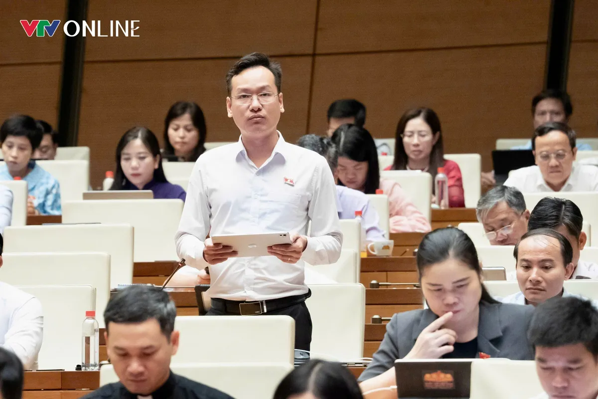 Đại biểu Quốc hội đề nghị không để người lao động gánh những khoản phí vượt quy định - Ảnh 1.