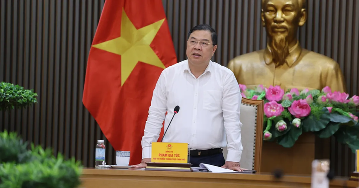 Phó Thủ tướng Thường trực Phạm Gia Túc chủ trì cuộc làm việc với Bộ Công an và một số bộ, ngành liên quan về Đề án "Sản xuất, lắp ráp và thí điểm đăng ký lưu hành, sử dụng xe ba bánh chạy điện" sáng 10/8/2026 - Ảnh: Báo Chính phủ 