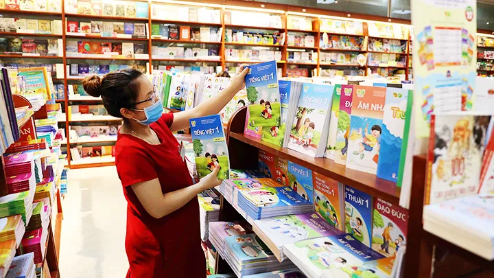 Sách giáo khoa đủ nguồn cung nhưng vẫn khan hiếm cục bộ tại TP Hồ Chí Minh - Ảnh 1.