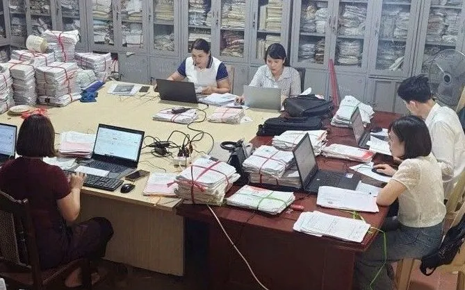 Cán bộ Văn phòng Đăng ký đất đai Thanh Hóa rà soát, đối chiếu, chuẩn hóa thông tin từng thửa đất trong chiến dịch cao điểm làm sạch dữ liệu đất đai. (ảnh: Hà Phương)