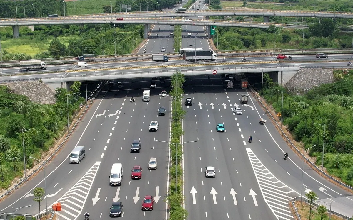 Phương án mới về vượt xe trên cao tốc được Cục CSGT đề xuất thí điểm từ quý IV/2026, nhằm nâng cao an toàn và hạn chế tình trạng chiếm dụng làn trái. (Ảnh Cục CSGT)