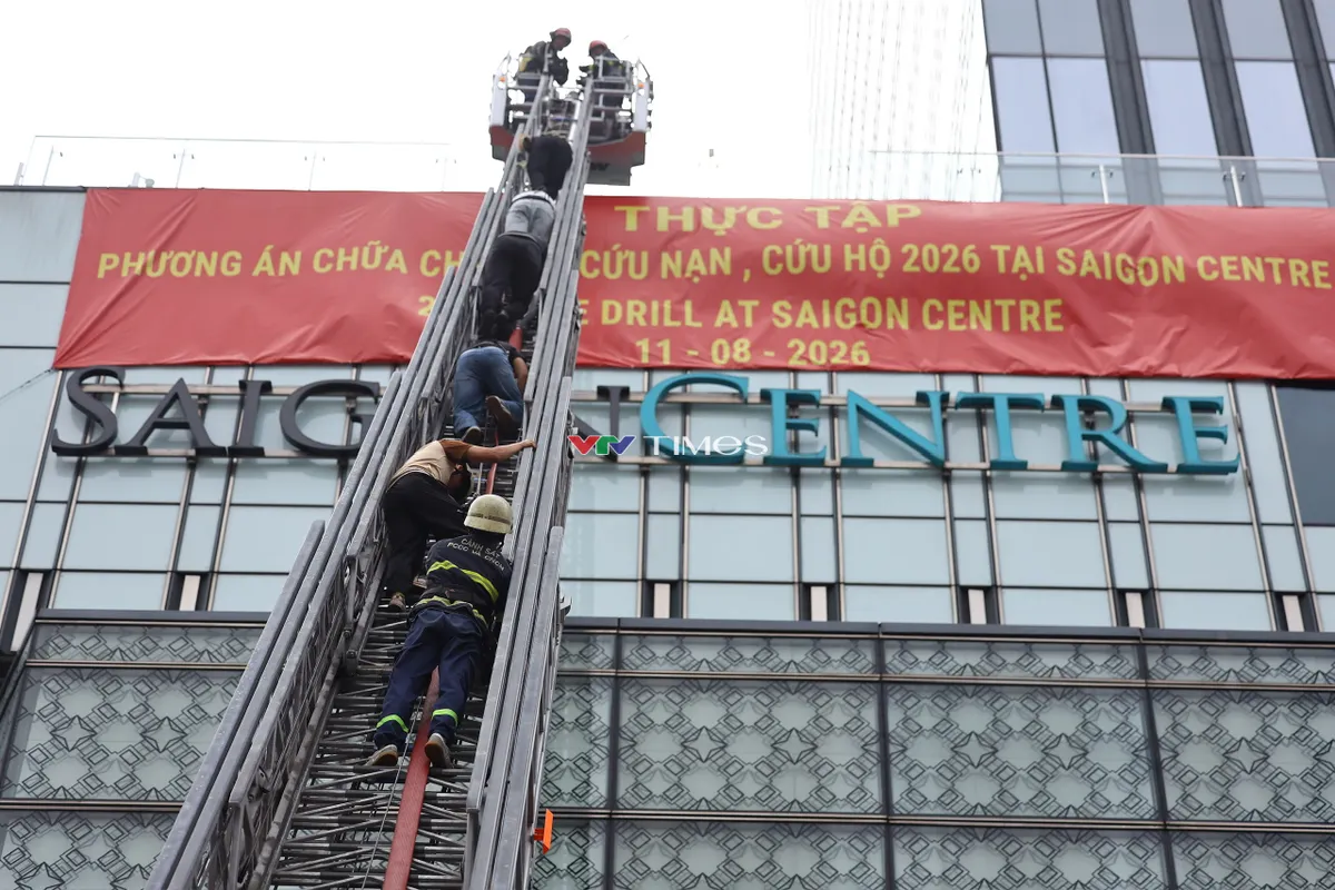 TP Hồ Ch&iacute; Minh: Hơn 3.000 người tham gia diễn tập PCCC tại t&ograve;a nh&agrave; Saigon Centre- Ảnh 2.