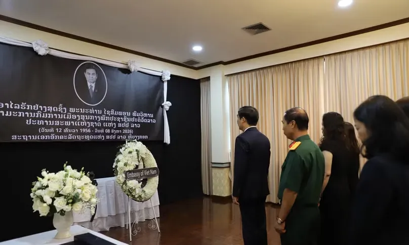 Cộng đồng người Việt Nam tại nhiều nước viếng Chủ tịch Quốc hội L&agrave;o - Ảnh 1.