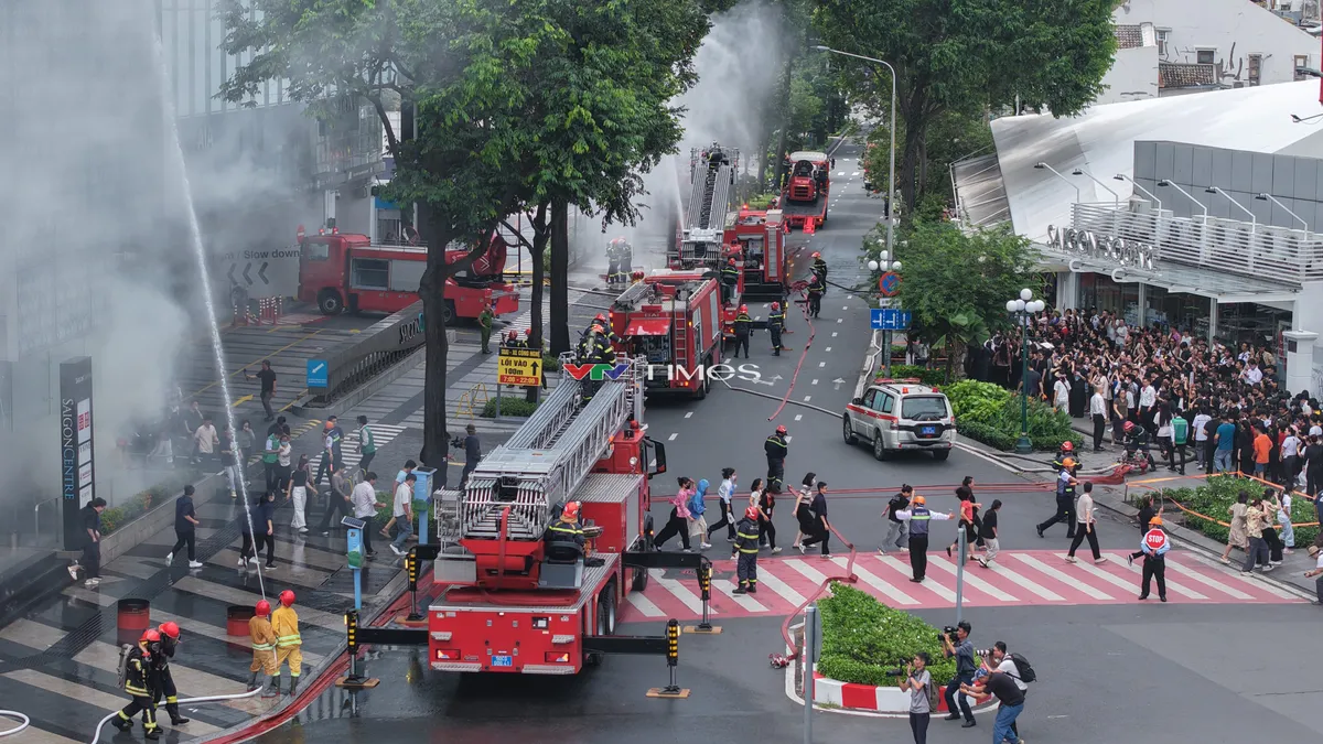 TP Hồ Ch&iacute; Minh: Hơn 3.000 người tham gia diễn tập PCCC tại t&ograve;a nh&agrave; Saigon Centre- Ảnh 4.