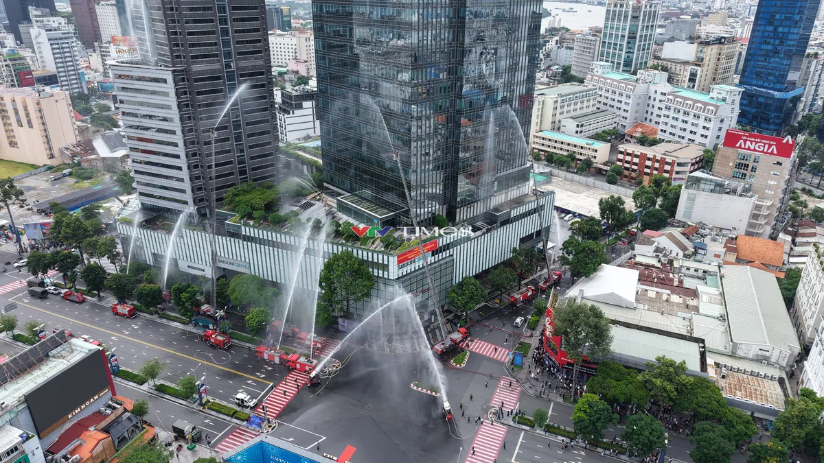 TP Hồ Ch&iacute; Minh: Hơn 3.000 người tham gia diễn tập PCCC tại t&ograve;a nh&agrave; Saigon Centre- Ảnh 5.