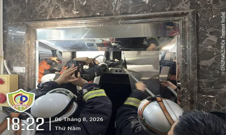 Giải cứu 5 người lớn, 8 trẻ nhỏ mắc kẹt trong thang máy ở Hà Nội - Ảnh 1.