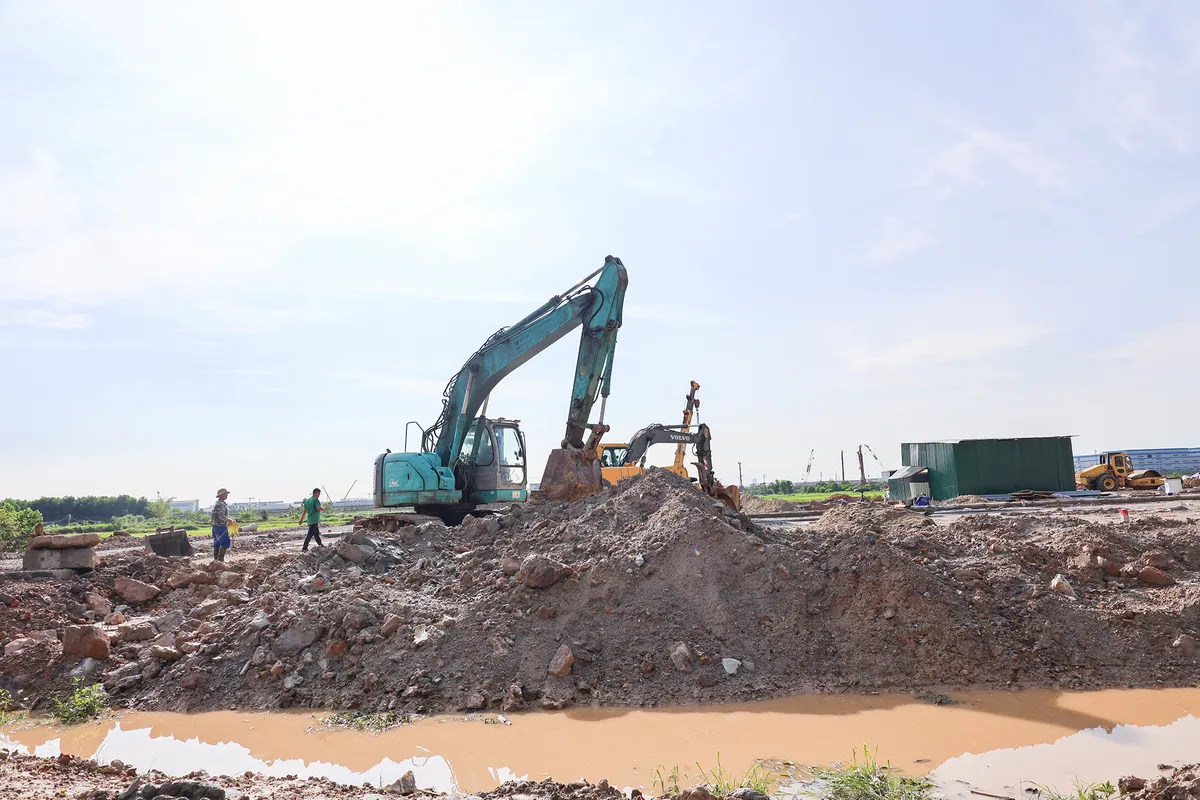 Nghệ An quyết liệt tháo gỡ vướng mắc, đôn đốc tiến độ thực hiện dự án đầu tư xây dựng đường bộ cao tốc Vinh – Thanh Thủy - Ảnh 2.