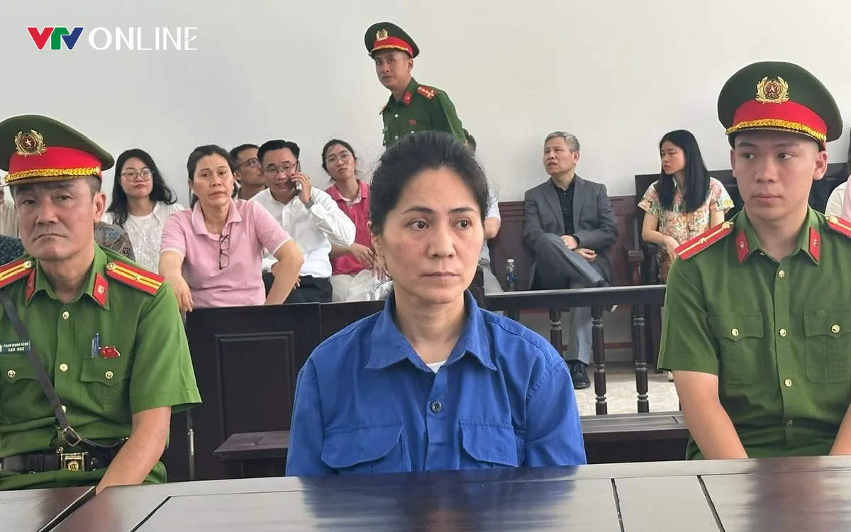 Bị cáo Nguyễn Thị Thu Hà, Giám đốc Công ty TNHH Ngọc Việt Education. (Ảnh: Phùng Hoàng)
