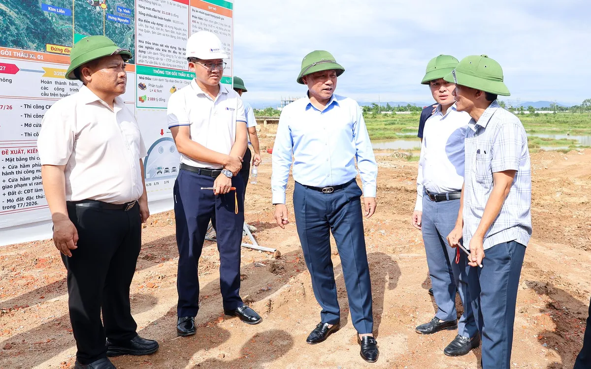 Phó Chủ tịch UBND tỉnh Hoàng Phú Hiền và đoàn công tác kiểm tra tại điểm thi công hầm Đại Huệ (đường găng gói XL01). Ảnh UBND Nghệ An.