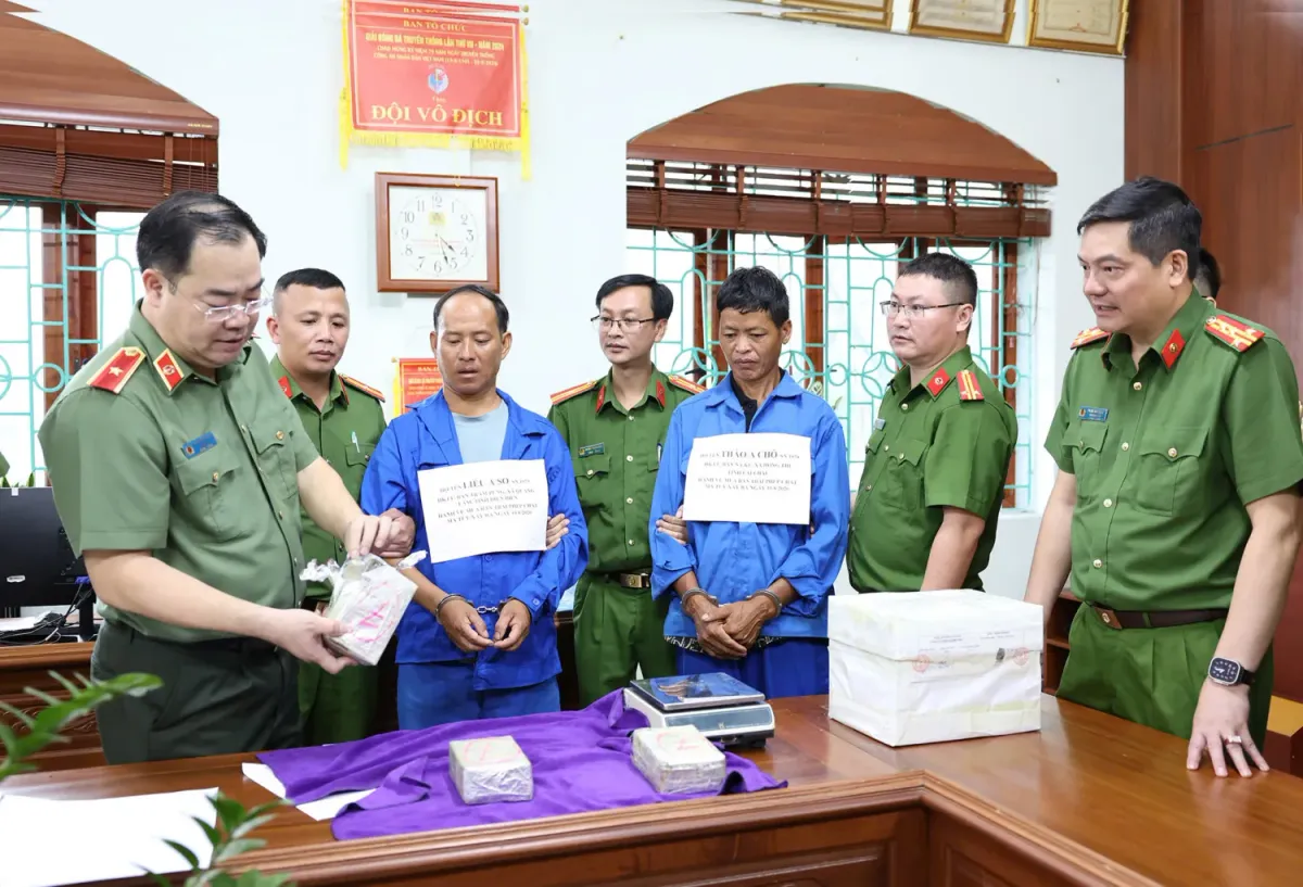 Bắt 2 đối tượng lợi dụng địa hình rừng núi hiểm trở vận chuyển ma túy, thu giữ 8 bánh heroin - Ảnh 1.