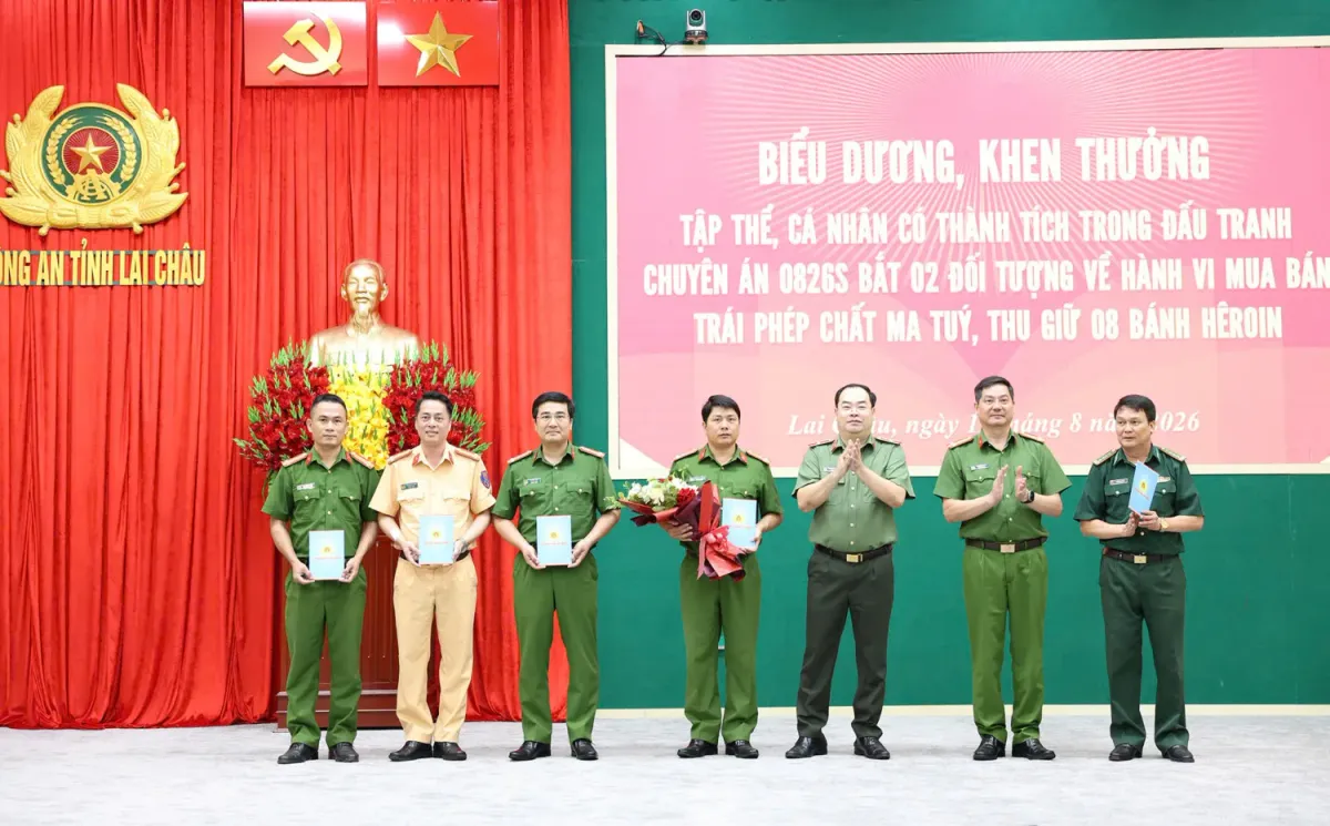Bắt 2 đối tượng lợi dụng địa hình rừng núi hiểm trở vận chuyển ma túy, thu giữ 8 bánh heroin - Ảnh 2.