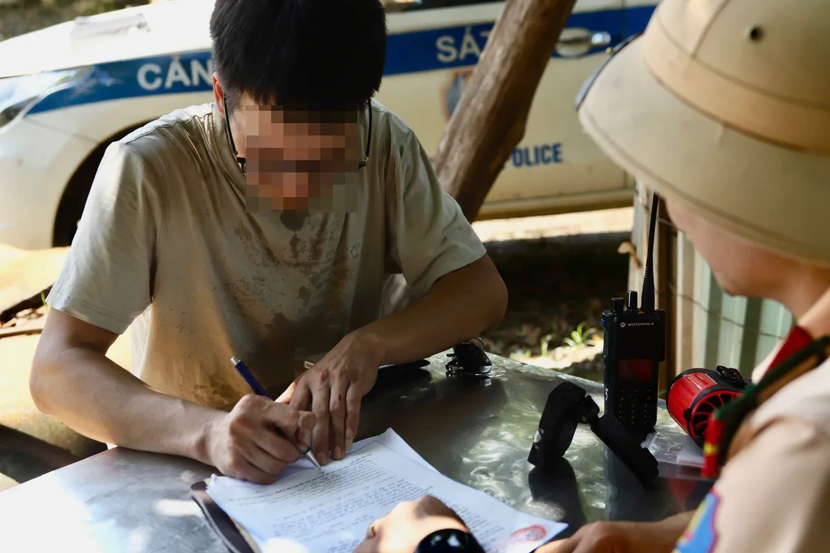 Hà Nội: Tăng cường kiểm tra nồng độ cồn, ma túy tài xế xe tải, xe container trên Đại lộ Thăng Long - Ảnh 3.