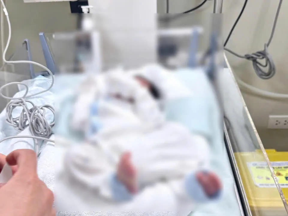 Hà Nội: CSGT mở đường trong giờ cao điểm, đưa bé trai 3 ngày tuổi đi cấp cứu kịp thời - Ảnh 1.