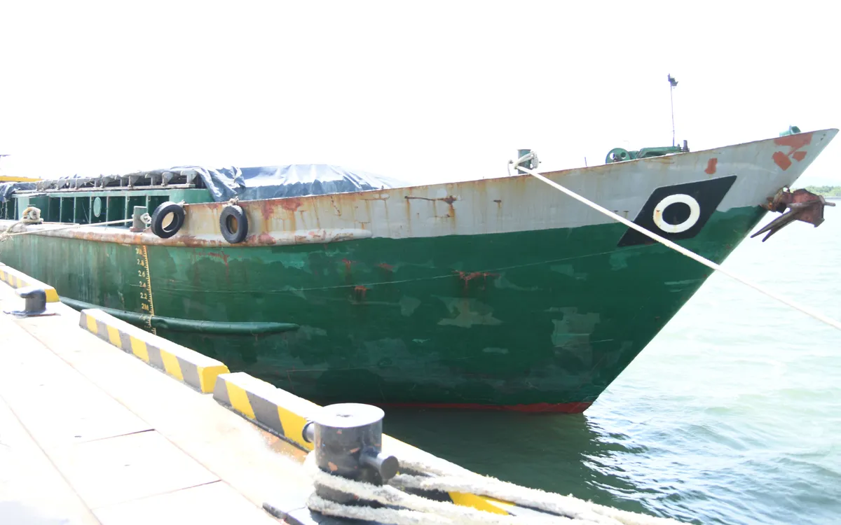 Phương tiện thủy nội địa, số hiệu KG-58069 được đưa về cảng Hải đội 301 tại phường Phước Thắng, Thành phố Hồ Chí Minh để tiếp tục xác minh, điều tra và xử lý theo quy định của pháp luật. (ảnh: Bộ Tư lệnh Vùng Cảnh sát biển 3 )