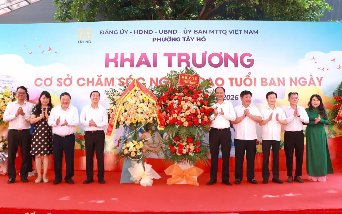 Lãnh đạo Bộ Y tế tặng hoa chúc mừng phường Tây Hồ. Ảnh: PV
