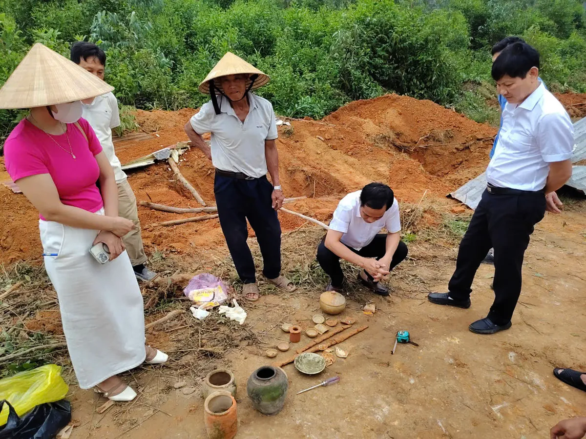 Nghệ An: Khai quật mộ gạch cổ ph&aacute;t lộ nhiều hiện vật - Ảnh 3.