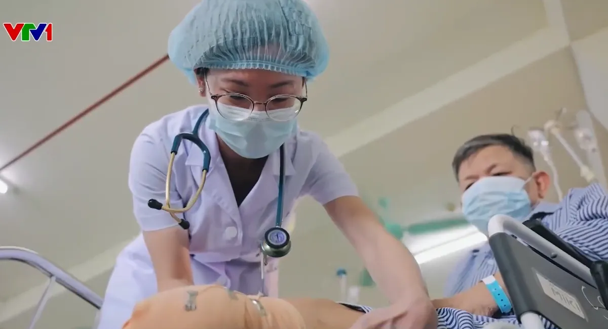 Ngâm chân nước nóng pha lá trà xanh trị bệnh, người đàn ông bị hoại tử lan rộng - Ảnh 1.