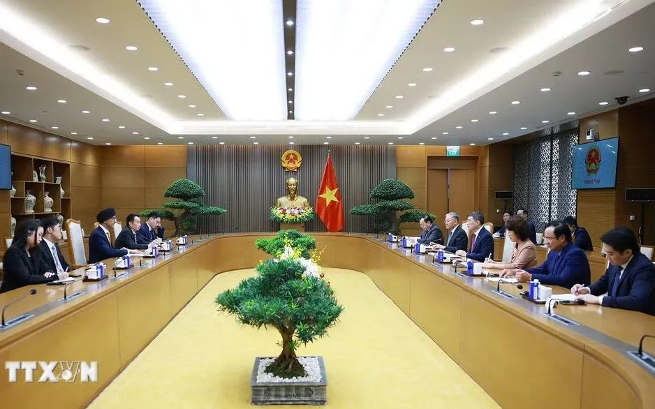 Thủ tướng Lê Minh Hưng tiếp Đại sứ Singapore tại Việt Nam Rajpal Singh. (Ảnh: Dương Giang/TTXVN)