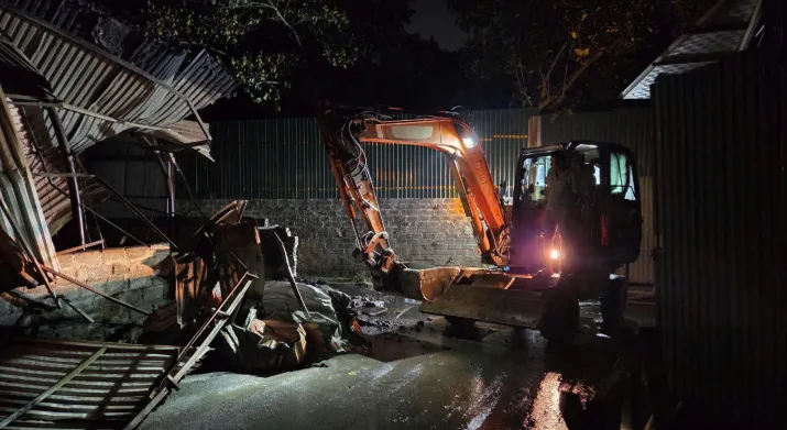 Ch&aacute;y lớn xưởng sản xuất ở H&agrave; Nội, huy động m&aacute;y x&uacute;c ph&aacute; dỡ để dập lửa - Ảnh 2.