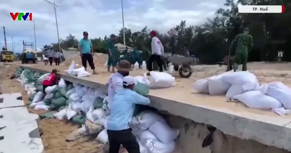 ĐƯỜNG VEN BIỂN VỪA HOÀN THÀNH ĐÃ BỊ XÂM THỰC - Ảnh 1.