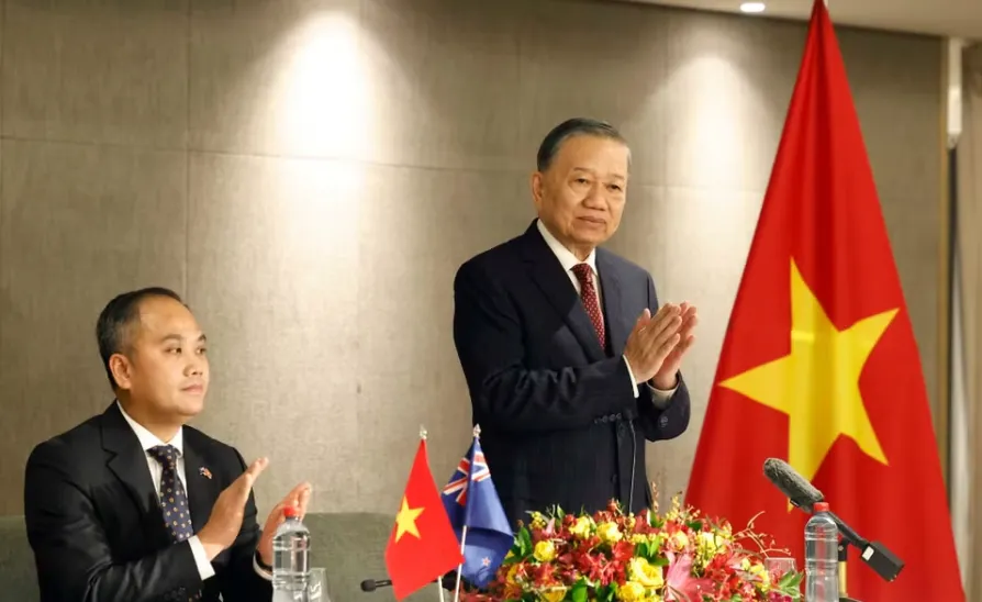 Tổng Bí thư, Chủ tịch nước Tô Lâm gặp gỡ cán bộ, nhân viên sứ quán và người Việt Nam tại New Zealand - Ảnh 1.