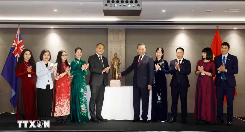 Tổng Bí thư, Chủ tịch nước Tô Lâm gặp gỡ cán bộ, nhân viên sứ quán và người Việt Nam tại New Zealand - Ảnh 2.
