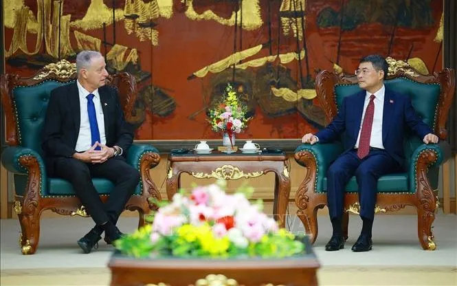 Thủ tướng Lê Minh Hưng tiếp Đại sứ Israel Yaron Mayer đến chào kết thúc nhiệm kỳ công tác. Ảnh: Dương Giang/TTXVN