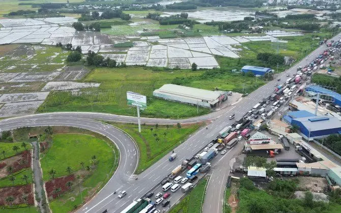 Toàn cảnh ùn tắc kéo dài 7 km trên Quốc lộ 51 đoạn qua thành phố Đồng Nai. (Ảnh: Lê Xuân/TTXVN)