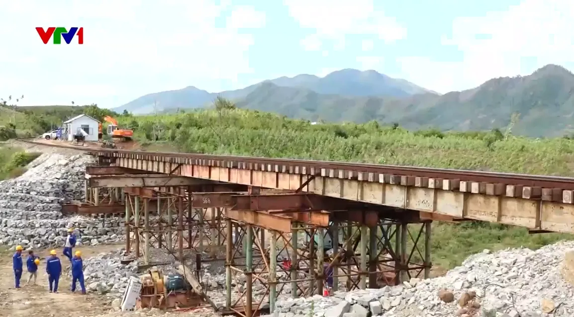 Khẩn trương sửa chữa đường sắt qua miền Trung - Ảnh 1.