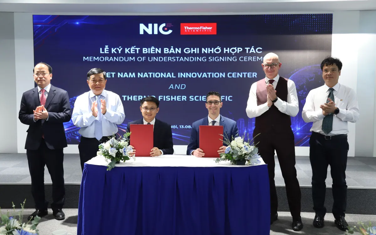 Trung tâm Đổi mới sáng tạo Quốc gia (NIC) và Thermo Fisher ký kết Biên bản ghi nhớ hợp tác với sự chứng kiến của nguyên Phó Thủ tướng Nguyễn Chí Dũng (Ảnh: Ban tổ chức)