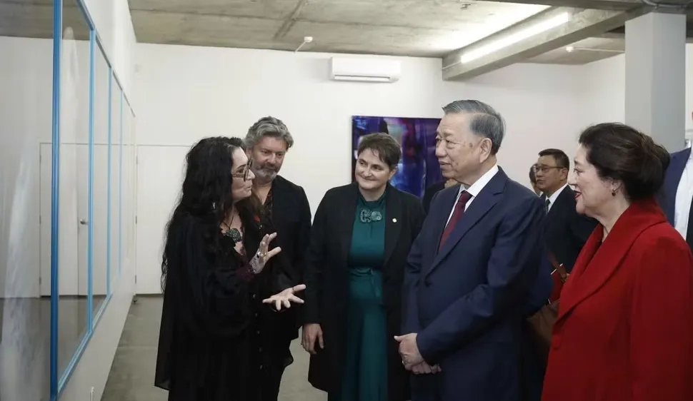 Tổng Bí thư, Chủ tịch nước Tô Lâm và Toàn quyền New Zealand thăm Triển lãm ảnh của nghệ sỹ Fiona Pardington - Ảnh 2.