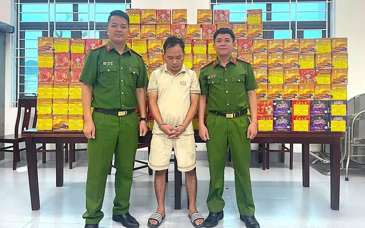 Đối tượng Nguyễn Bá Tr. bị bắt cùng tang vật. (Ảnh công an cung cấp).