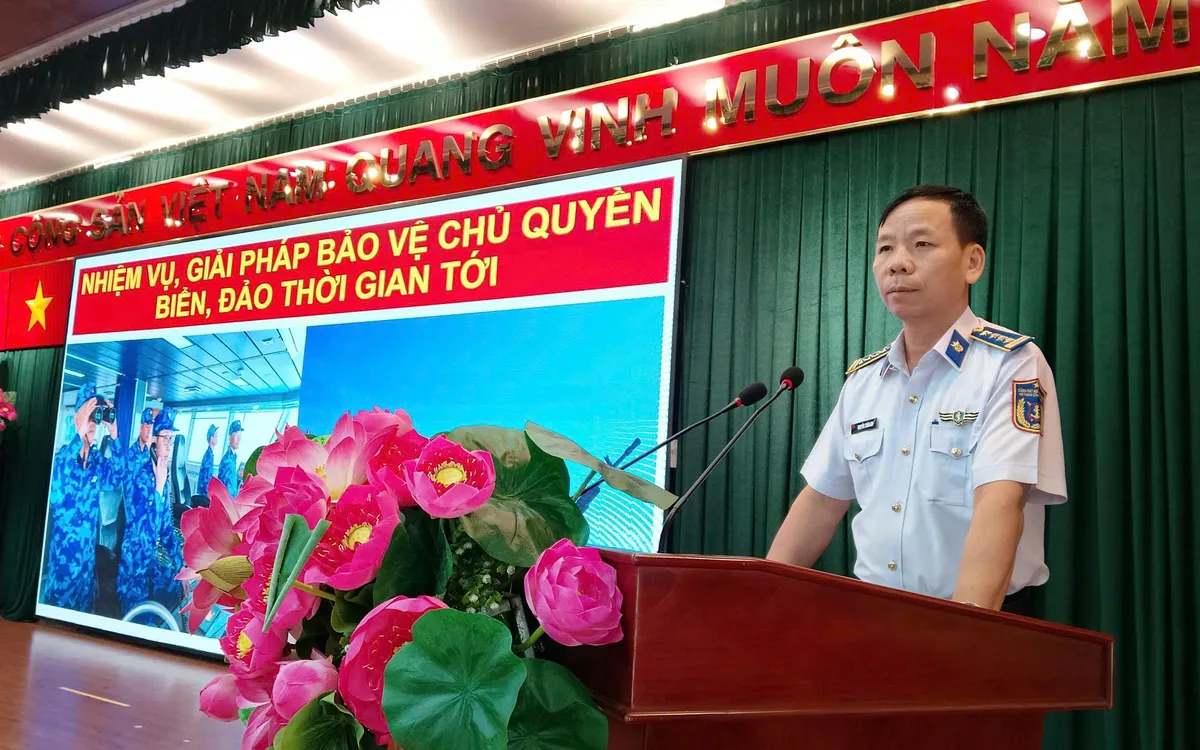 Đại tá Nguyễn Xuân Lai, báo cáo viên Bộ Tư lệnh Vùng Cảnh sát biển 3, đã thông tin tuyền truyền tại hội nghị
