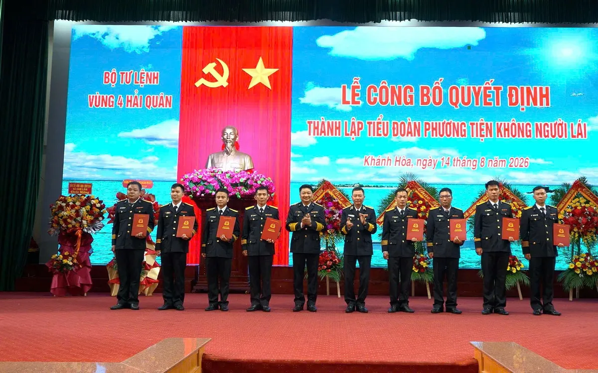 Đảng uỷ Bộ Tư lệnh Vùng 4 tặng hoa chúc mừng các đồng chí trong Ban Chấp hành Đảng bộ Tiểu đoàn.