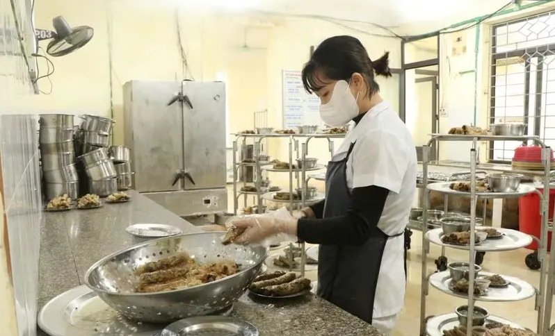 Thủ tướng yêu cầu tăng cường bảo đảm an toàn thực phẩm trong cơ sở giáo dục - Ảnh 1.