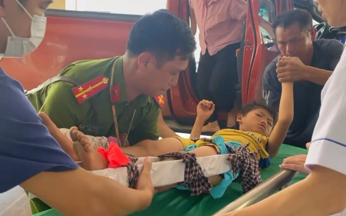 Thượng úy Nguyễn Mạnh Kiên sử dụng xe ô tô cá nhân đưa cháu Lồ Phà Quý đến Trung tâm Y tế khu vực Mường Khương cấp cứu.