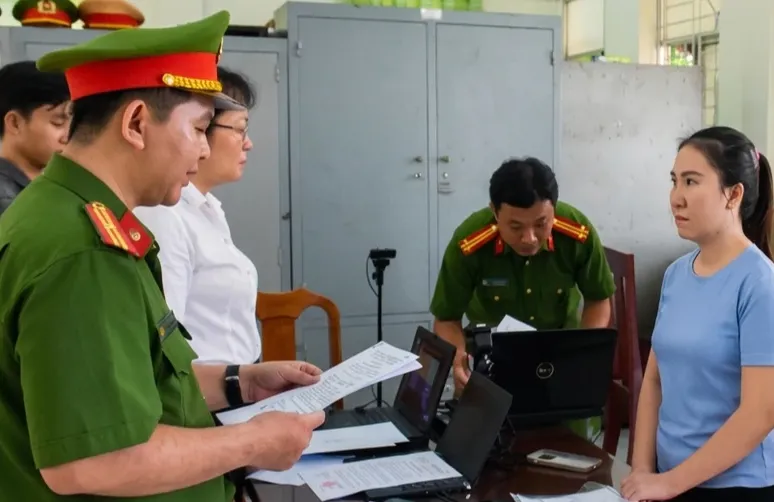 Lừa vay tiền để &ldquo;đ&aacute;o hạn ng&acirc;n h&agrave;ng&rdquo;, người phụ nữ 32 tuổi chiếm đoạt gần 15 tỷ đồng - Ảnh 1.