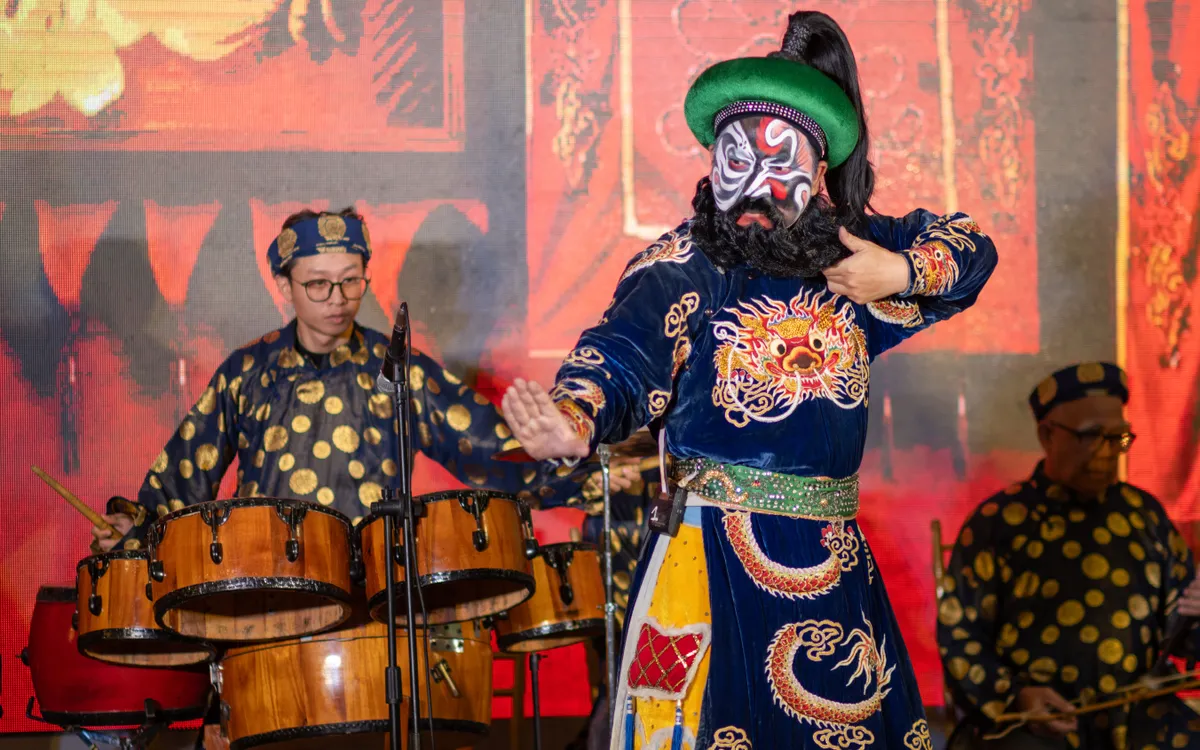 Hát bội xuống phố, đến gần công chúng giữa nhịp sống đô thị, mở ra cách TP Hồ Chí Minh đưa di sản trở thành trải nghiệm văn hóa. Ảnh: Quang Thăng