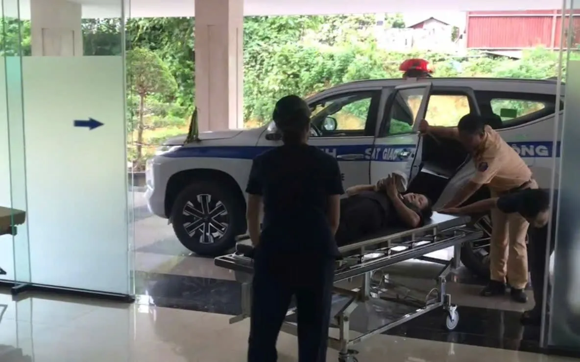 Lực lượng CSGT kịp thời đưa chị Hiền đến bệnh viện cấp cứu.