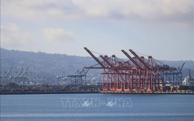 Quang cảnh cảng hàng hóa tại California, Mỹ. Ảnh: THX/TTXVN