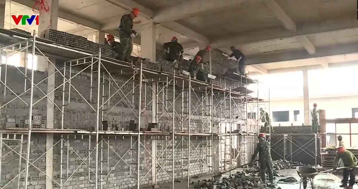 Tăng ca, chạy đua xây trường nội trú liên cấp để kịp khai giảng - Ảnh 1.